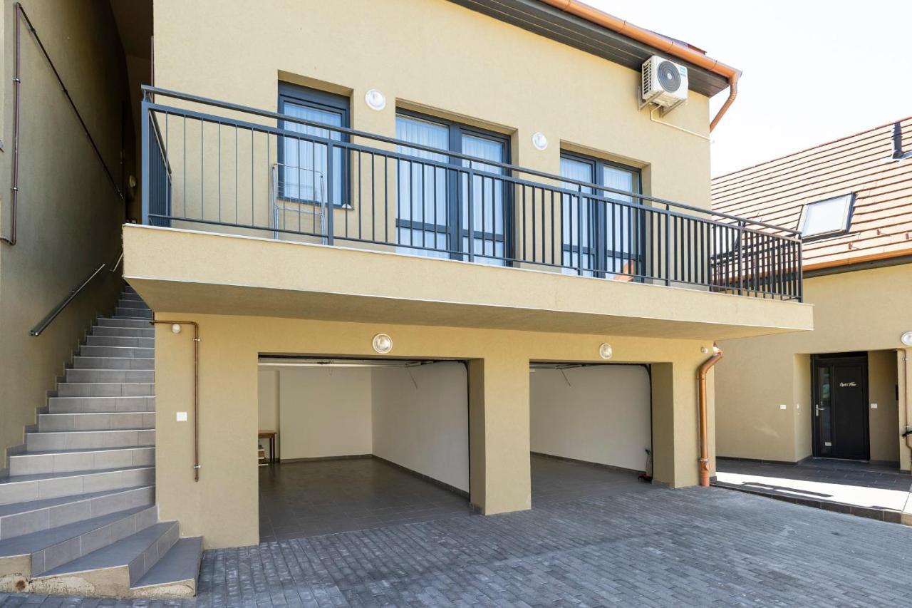 Star Apartman Eger Esterno foto