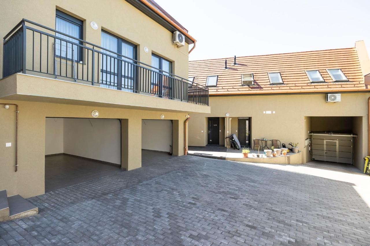 Star Apartman Eger Esterno foto
